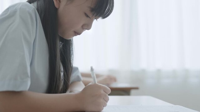テストをする学生