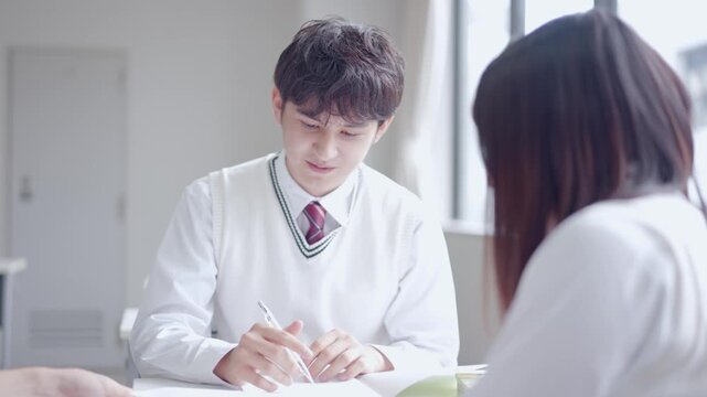 勉強を教え合う高校生