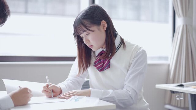 勉強を教え合う高校生