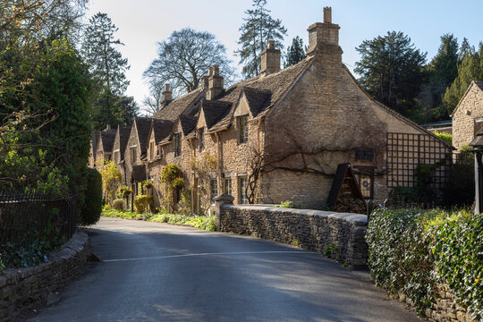 idyllische Dorfstrasse mit alten H&auml;usern in den Cotswolds im S&uuml;dwesten Englands