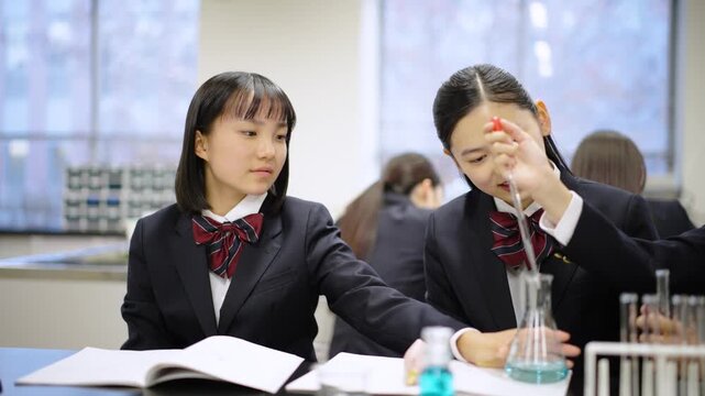 科学の授業を受ける学生