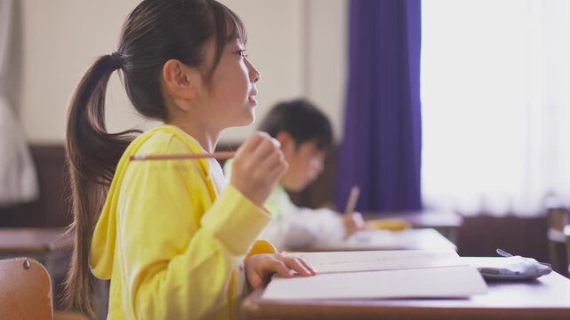 授業を受ける小学生