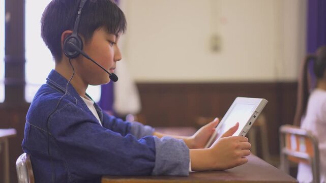 タブレットを使って授業を受ける小学生