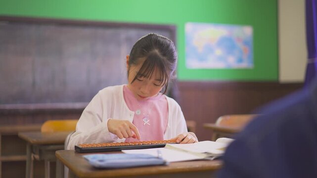 そろばんの授業を受ける小学生