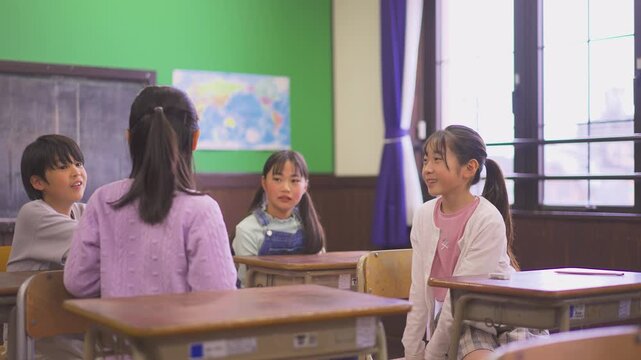 友達同士で会話をする小学生