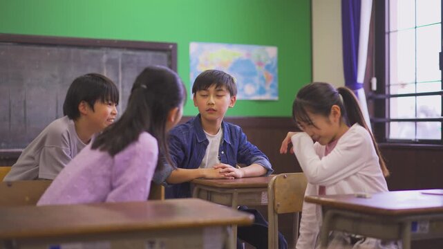 友達同士で会話をする小学生