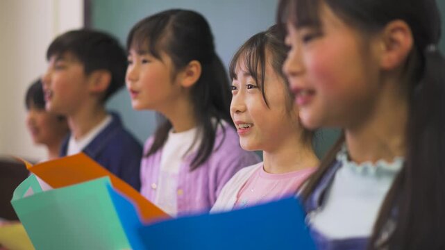 合唱する小学生