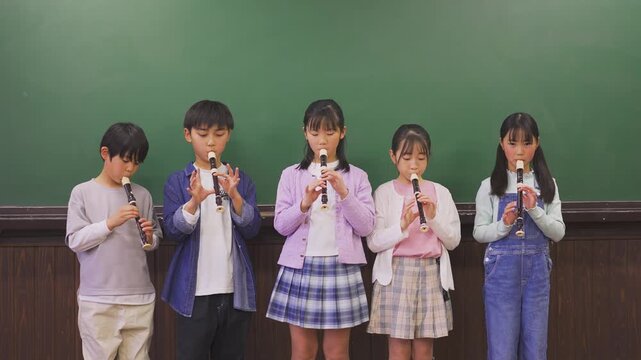 リコーダーを吹く小学生