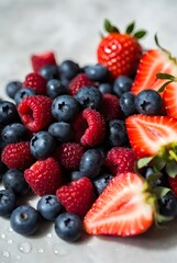 Obraz premium Berry medley photography: fresh raspberries, blueberries, strawberries arranged, natural light highlighting juice droplets, minimalist background.