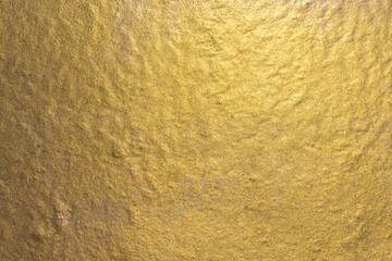 Złote tło z fakturą metalu i delikatnym połyskiem – elegancka tekstura w ciepłym odcieniu do...
