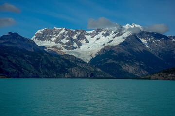 Obraz premium patagonic mountains while cruising to spegazzini glacier los glaciares park argentina