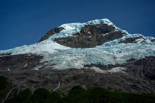 ice retroceding in spegazzini glacier los glaciares park argentina peineta glacier