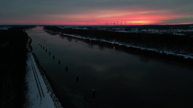 Sonnenaufgang am vereisten Nord-Ostsee-Kanal 