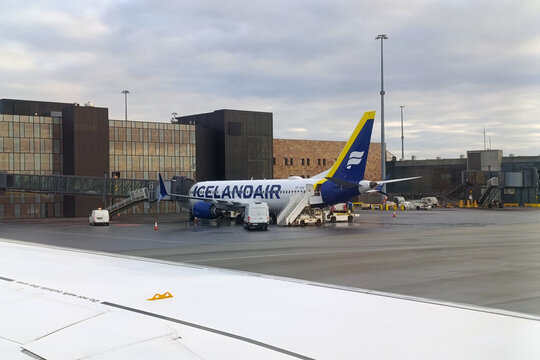 Blick aus dem Flugzeug auf eine Maschine von Icelandair das gerade am Flughafen von Keflavik auf Island steht