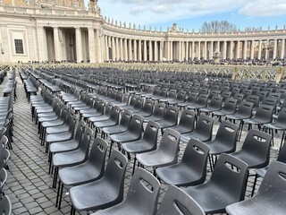 Puste krzesła na Placu św. Piotra w Watykanie