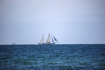 Fototapeta premium Ein Zweimaster Segelschiff auf Segelturn. 