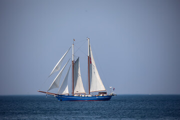 Fototapeta premium Ein Zweimaster Segelschiff auf Segelturn. 