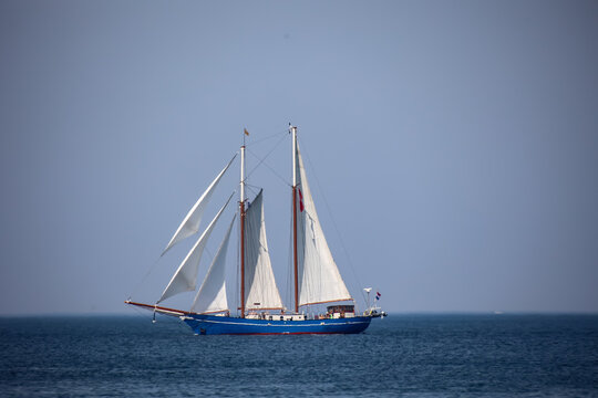 Ein Zweimaster Segelschiff auf Segelturn.
