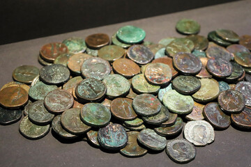 Sesterces hoard on black background © SoniaBonet