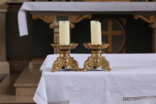 2 Kerzenst&auml;nder in der Pfarrkirche St. Margaretha im Warsteiner Ortsteil Sichtigvor im Sauerland	