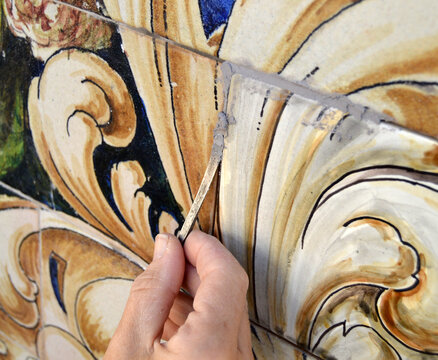 Llagueado de azulejos de un retablo cer&aacute;mico tras su limpieza y consolidaci&oacute;n. Restauraci&oacute;n y conservaci&oacute;n de azulejos. Restauradora de bellas artes trabajando en la protecci&oacute;n del patrimonio cultural