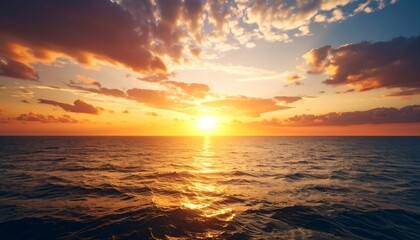 Obraz premium Serene Ocean Sunset with Cloudy Sky.