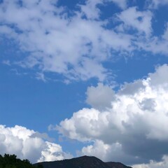 Obraz premium Serene Mountain Landscape with Cloudy Sky.