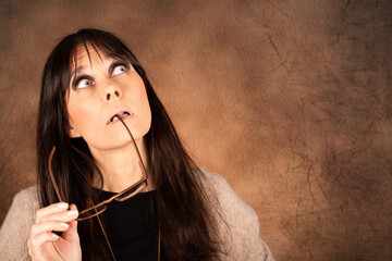 Frau, nachdenklich, &uuml;berlegend