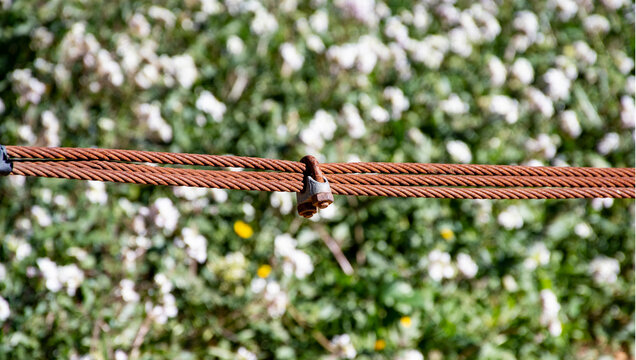 tres cables de hierro unidos con tornillos 