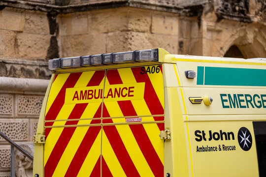 Ambulans medyczny na Malcie jedzie z pomocą