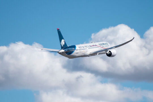 Avi&oacute;n de l&iacute;nea de largo radio Boeing 787 9 de la aerol&iacute;nea Aeromexico despegando en el aeropuerto de Madrid Barajas con matr&iacute;cula N742AM.