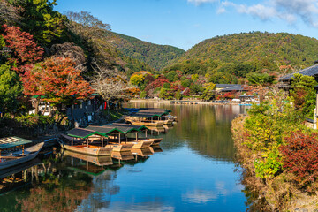 Naklejka premium Beautiful view along the Katsura river in the famous Arashiyama forest during fall season. Kyoto, Japan.