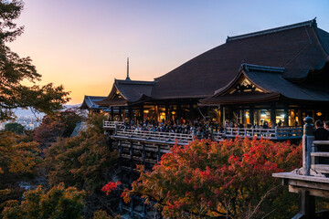 Obraz premium Scenic sight in Kiyomizu-dera Temple at sunset during fall season. Kyoto, Japan.