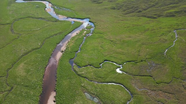 une rivi&egrave;re et ses ramifications au milieu des vertes prairies &eacute;cossaises
