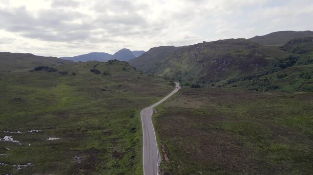 Route au milieu des montagnes &eacute;cossaises