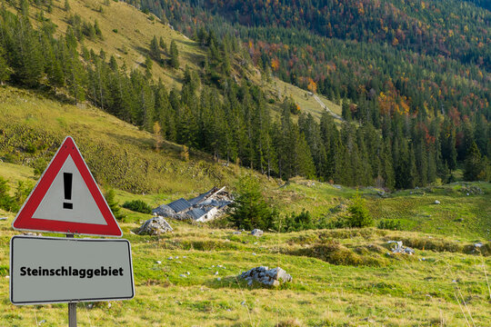 Warnung Schild Steinschlaggebiet zerst&ouml;rte H&uuml;tte
