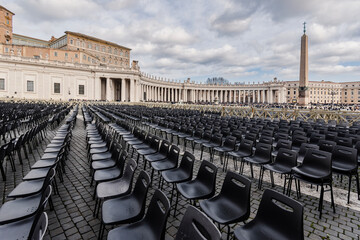 Plac Świętego Piotra (Piazza San Pietro) w Watykanie - przygotowania do wydarzenia religijnego
