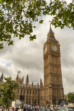 UK, England, London.  Big Ben clock tower and the British Houses of Parliament.