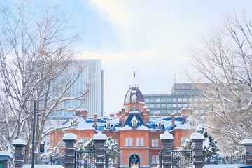 雪舞う赤れんが庁舎：札幌の冬景色と歴史の鼓動