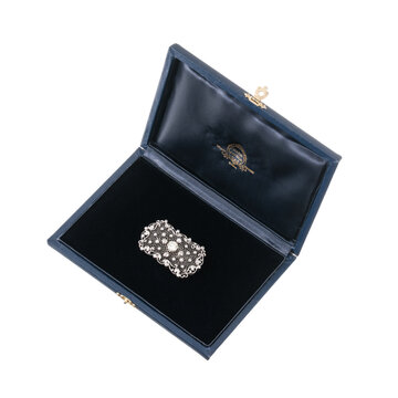 Buccellati brooch in 18kt white gold with central diamond and original box. Milan, Italy, December 10, 2025