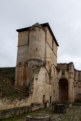 Obraz premium San pedro de arlanza monastery ruins standing under cloudy sky