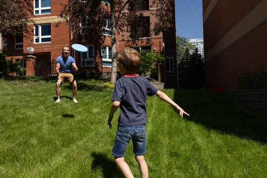 Dad Teaches Son To Throw Frisbee