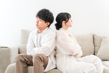 Obraz premium Men and women fighting (couple quarrel, fight, anger, argument, irritation, dissatisfaction, stress)