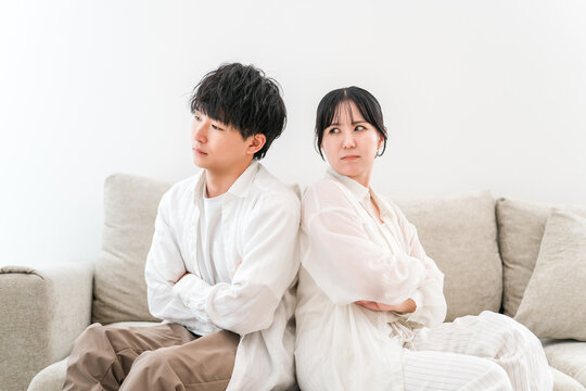 喧嘩をする男女（夫婦喧嘩,喧嘩,怒る,口論,イライラ,不満,ストレス）