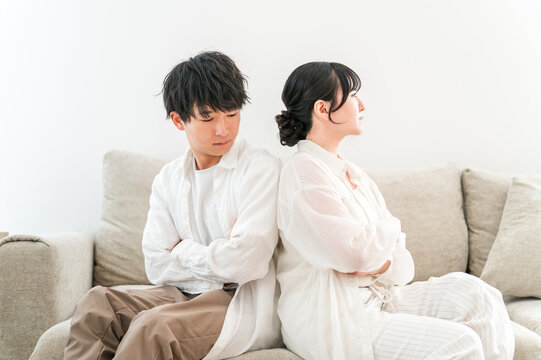 喧嘩をする男女（夫婦喧嘩,喧嘩,怒る,口論,イライラ,不満,ストレス）
