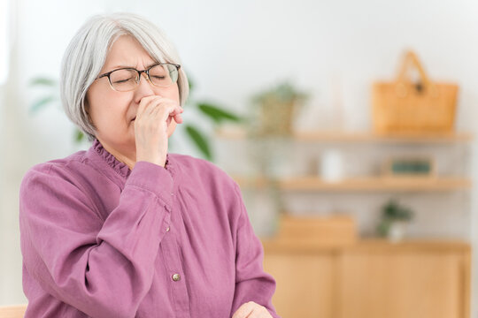 花粉症,アレルギー,ハウスダストで鼻詰まりに悩むシニア女性