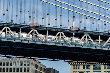 Naklejka premium Subway train on the Manhattan Bridge