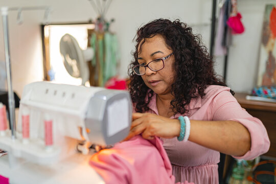 Seamstress sewing with an overlock machine