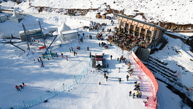 Crowds Gather at the Ski Slope&rsquo;s Starting Point