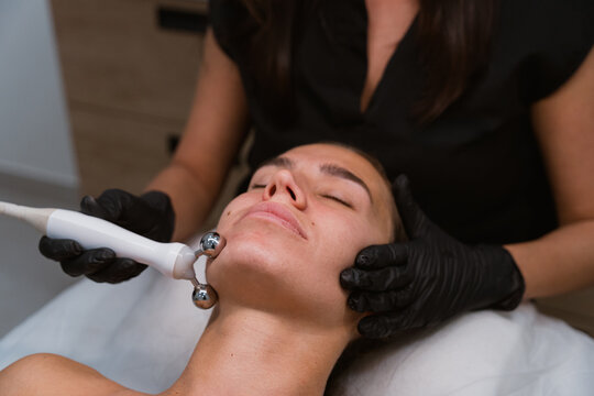 Beautician using radiofrequency device for facial